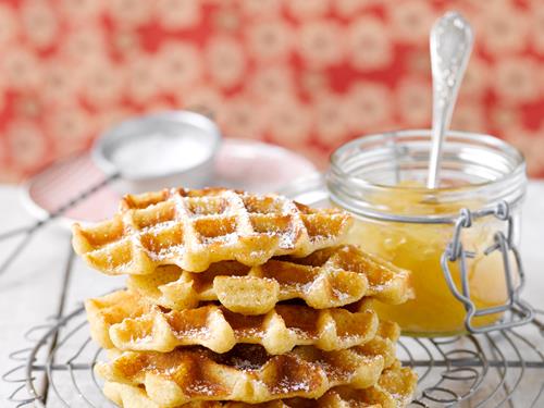 Kartoffel-Waffeln mit Puderzucker und Apfelkompott Rezept - Pfanni