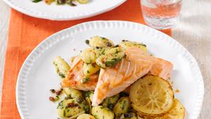 Pfanni Rezept | Kräuter-Gnocchi zu gebratenem Lachsfilet