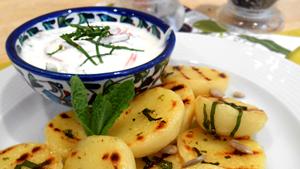 Pfanni Rezept | Gegrillte Minz-Kartoffelknödel mit Tzatziki