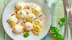 Rezept Mascarpone-Sauce mit gefüllten Mini-Knödeln und Pinienkernen