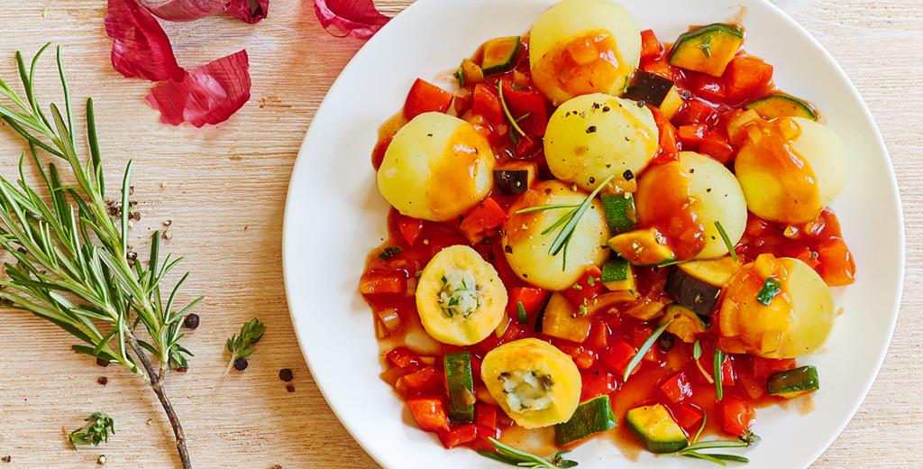 Gefüllte Mini-Frischkäse-Knödel mit getrockneten Tomaten und Basilikum ...