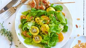 Rezept Putenspieße mit Salat und gefüllten Mini-Knödeln