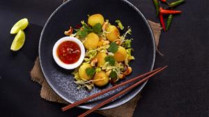Rezept Chinakohlsalat mit Mini-Knödeln und Chilisauce