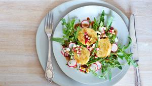 Rezept Semmelknödel mit Räucherspeck auf Rucola-Salat mit Radieschen-Vinaigrette