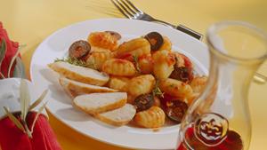Pfanni Rezept | Gnocchi zu Kräuter-Tomaten-Sauce mit Oliven
