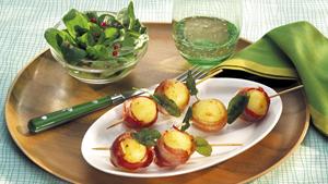 Rezept Gebratene Knödelspieße mit Speck und Feldsalat