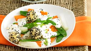 Pfanni Rezept | Frühlingsgemüse in Kokossauce zu Sesamknödeln
